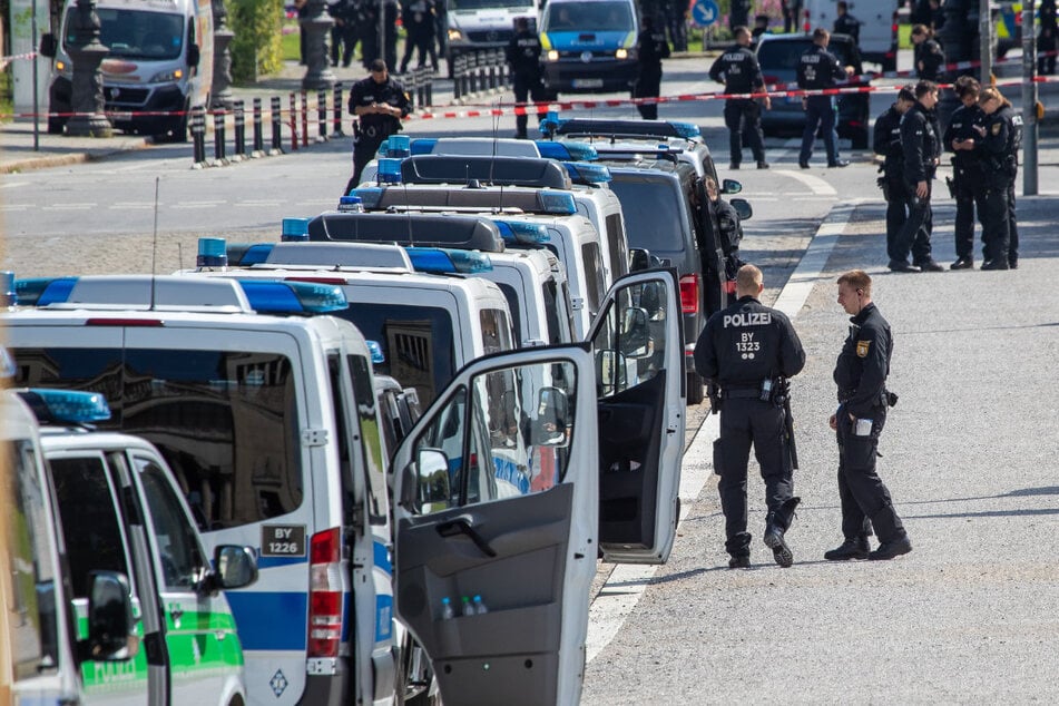 Ein Großaufgebot an Einsatzkräften ist über Stunden in München im Einsatz. Ein 18-Jähriger schoss mit einer Waffe gezielt auf die Beamten.