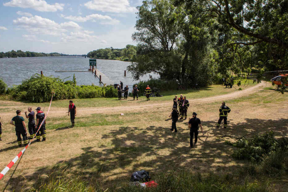 Zahlreiche Einsatzkräfte von Polizei und Feuerwehr waren an der Unglücksstelle vor Ort.