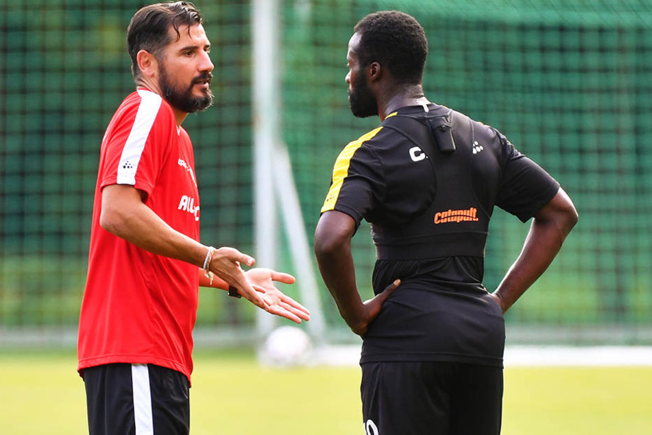 Interimstrainer Cristian Fiel (l.) führte auch viele Einzelgespräche, so wie hier mit Angreifer Erich Berko.