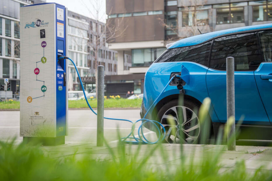 BMW will in den nächsten drei Jahren 25 elektrisch angetriebene Modelle auf die Straße bringen. (Symbolbild)