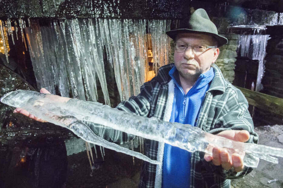 Jörg Scharnack, Museumsführer im Frohnauer Hammer, präsentiert riesige Eiszapfen.
