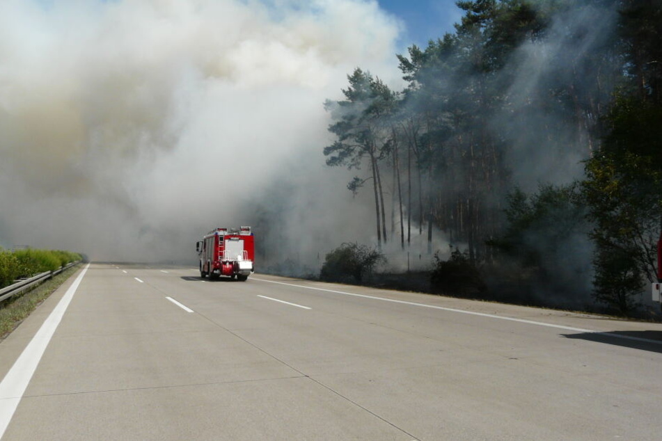 An der A2 bei Theeßen ist es am Montag zu einem Waldbrand gekommen.