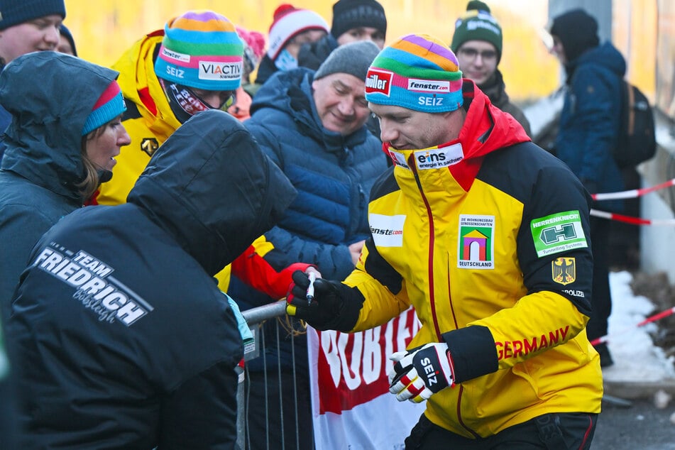Zeit für Autogramme nahm sich Francesco Friedrich (35) vorm Rennen. Danach war er sauer auf den Weltverband.