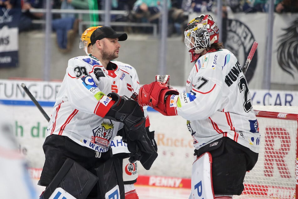 Ex-Eislöwen-Keeper Julius Hudacek durfte nicht im Bremerhavener Tor stehen, Leon Hungerecker hütete den Kasten.