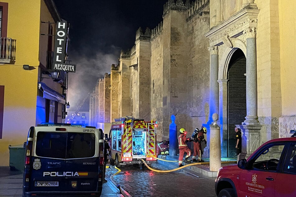 Gut drei Stunden nachdem das Feuer ausgebrochen war, konnten Einsatzkräfte den Brand vollständig löschen.