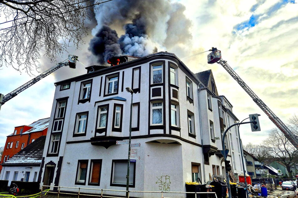 Dichter Rauch stieg aus dem Dach des Hauses empor, mehrere Menschen waren im Gebäude gefangen.