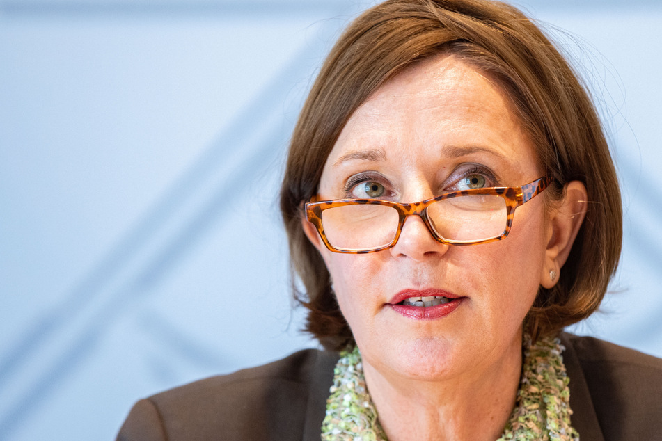 Schulministerin Yvonne Gebauer (54, FDP) merkt an, dass die Impfungen für andere Lehrkräfte ein wichtiger Schritt in die richtige Richtung seien.