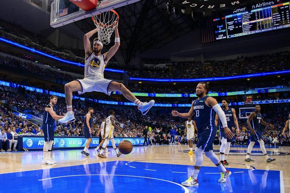 Klay Thompson dunking on the Mavs as the Warriors win in Dallas.