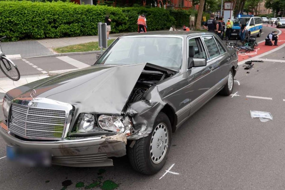Fünf Verletzte: Mercedes kracht in Radfahrer und Auto