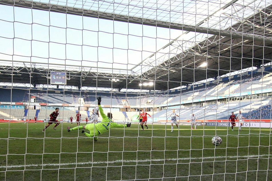 Die erste Großchance in Duisburg. Philipp Hosiner (l.) trifft nach Vorlage von Jonathan Meier zum 1:0 - Endstand 3:0.