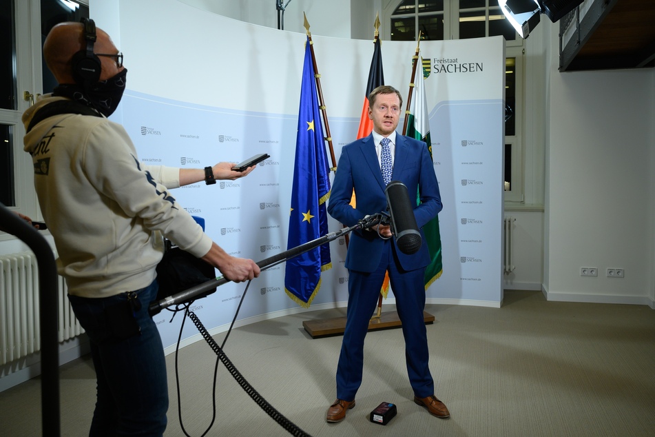 Michael Kretschmer (CDU) spricht auf einer Pressekonferenz in der Staatskanzlei nach einer Videokonferenz der Bundeskanzlerin und den Länderchefs über die Corona-Maßnahmen im Freistaat.