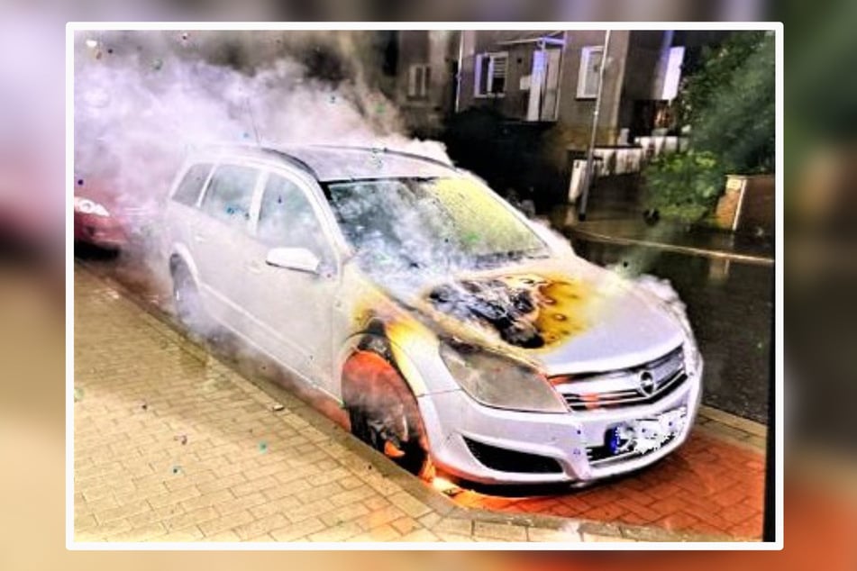 Wie die Polizei mitteilte, seien gegen 1 Uhr Flammen aus dem vorderen Bereich des Opel-Kombi geschlagen.