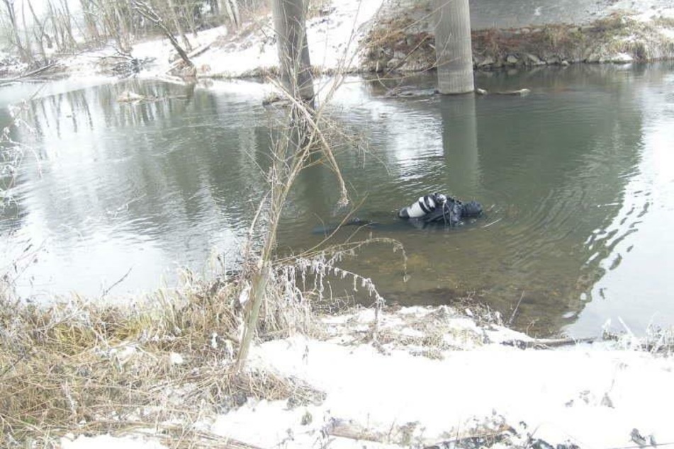 Ein Polizist tauchte in den Fluss Rott und barg das Diebesgut.