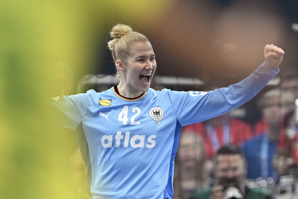 Torfrau Katharina Filter (26) reißt die Arme nach oben, ballt die Fäuste. Die deutschen Handball-Frauen stehen im Halbfinale der Weltmeisterschaft.