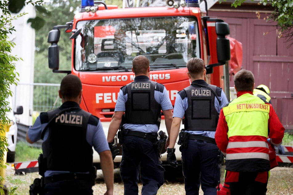 Großeinsatz auf der Tieckstraße in Chemnitz: Ein Mann stürzte am Sonntagabend bei Baumschnittarbeiten.