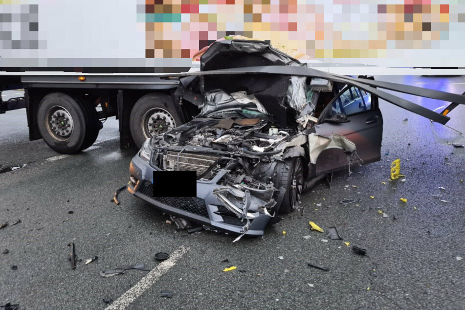 Fuhr er bei Rot? 22-jähriger Mercedes-Fahrer rutscht unter Laster