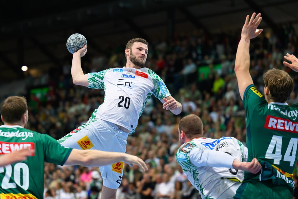 Philipp Weber (am Ball, 33) war mit acht Toren Magdeburgs bester Spieler. (Archivfoto)