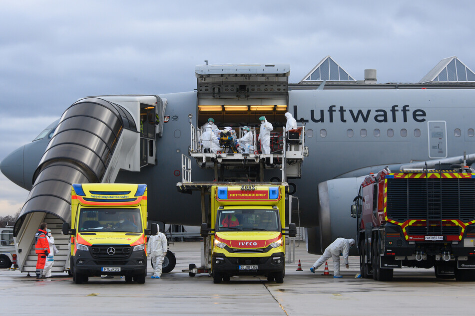 Auf dem Flughafen Dresden wurde am 1. Dezember ein Corona-Patient auf seinen Flug mit der A310 MedEvac-Maschine nach NRW vorbereitet.