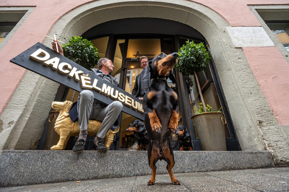 Seppi Küblbeck (l.) und Oliver Storz haben im Jahr 2018 sogar ein Dackelmuseum gegründet.