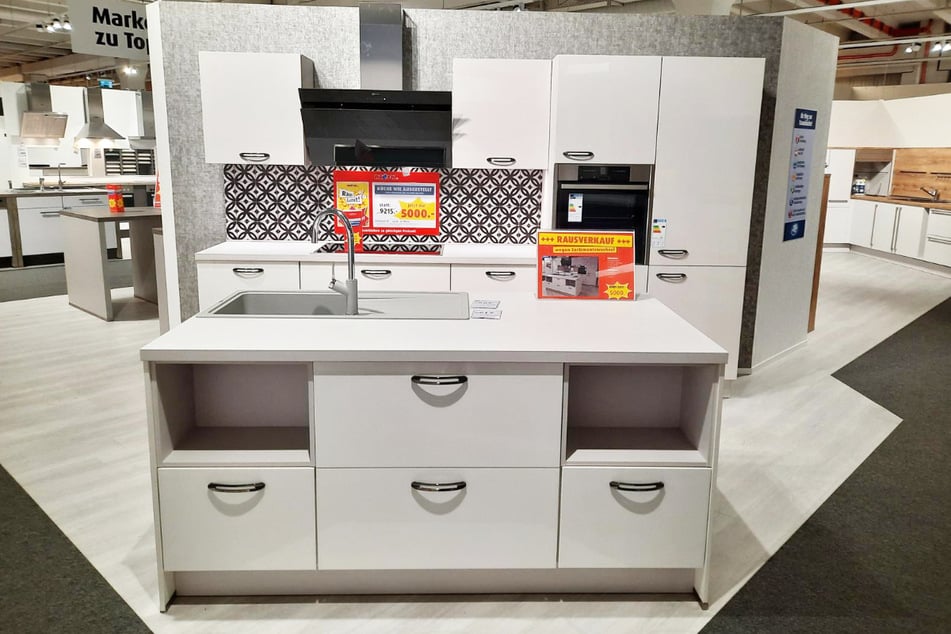 Möbelhaus verkauft fast alle Möbel am Montag (9.3.) stark reduziert