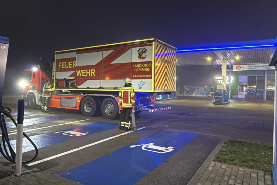 Spezialisten für Gefahrgut wurden zur Tankstelle beordert, um sich um den Inhalt des Tanks zu kümmern.