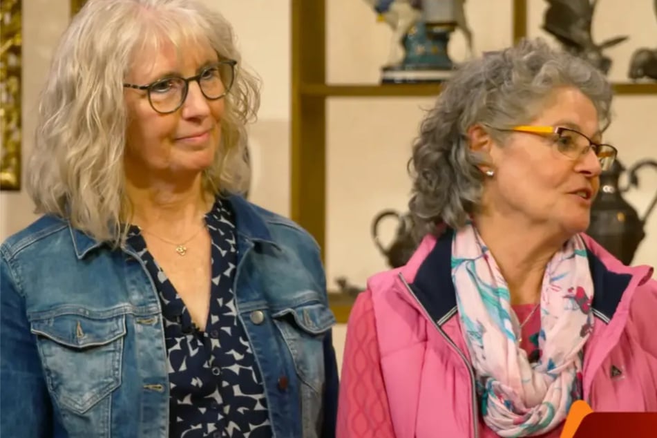Karin Nitzschke und Silvia Ennes aus Niedersachsen wollen ein Schmuckstück bei "Bares für Rares" verkaufen.