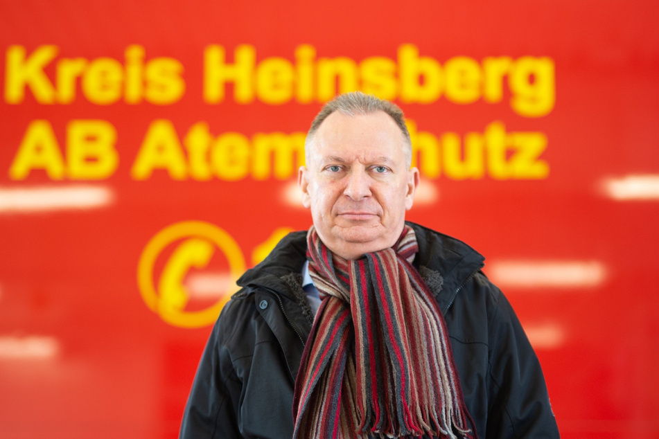 Stephan Pusch, Landrat des Kreis Heinsberg, steht in der Feuerwache, wo von der Bundeswehr Schutzkleidung angeliefert wird.