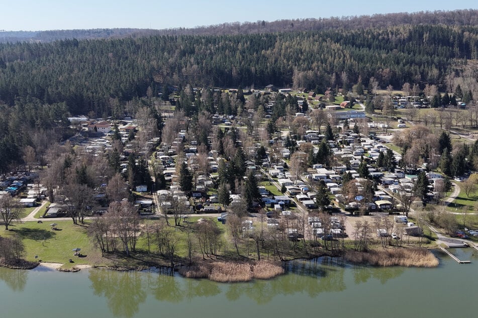 Der Campingplatz Hohenfelden liegt direkt an einem Stausee.