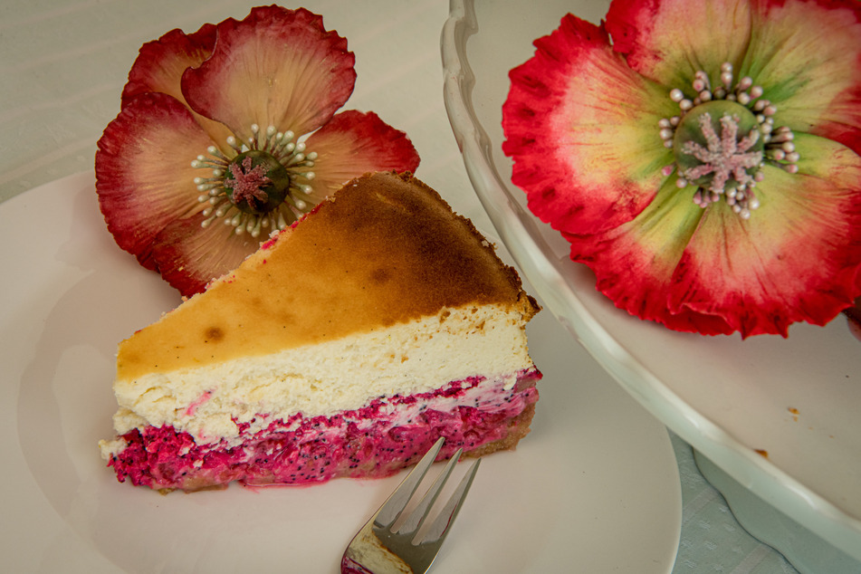 Jennifers Quarktorte ist mit Mohn, Eierlikör und Himbeeren verfeinert.