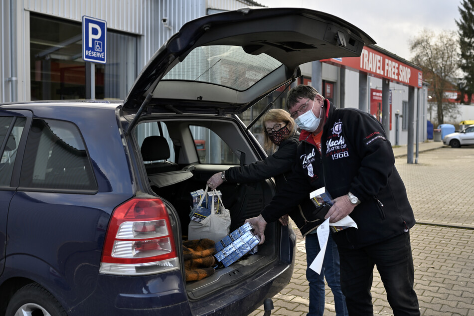 Zigaretten, Kaffee und Oblaten kauften Heidi (58) und Mario Kirmse (55) am Montag in Potůčky. Ab Dienstag müssten sie nach so einer Tour sofort in Quarantäne und zum Coronatest.