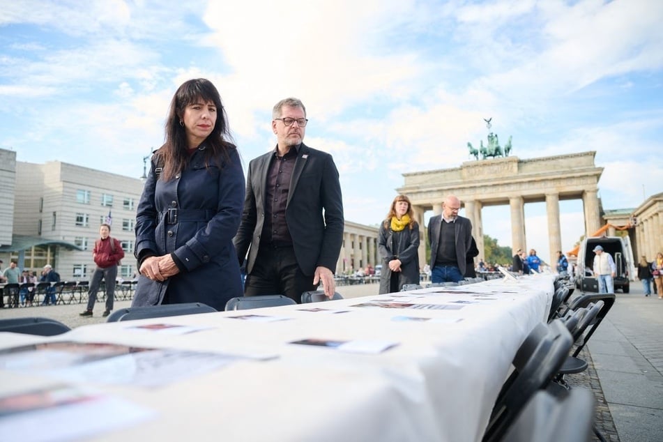 Berlin gedenkt der Opfer des Terroranschlags auf Israel an vielen Orten – und mit vielen Facetten. Politiker aller Parteien halten inne.