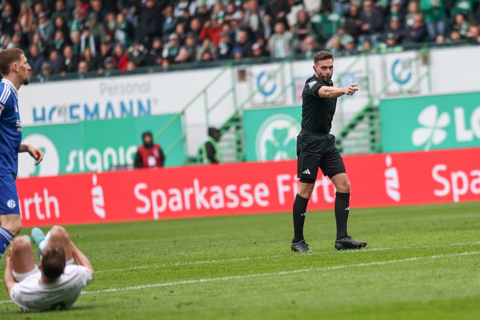 Pfeift das heutige Auswärtsspiel der Dresdner in Bielefeld: Schiedsrichter Tom Bauer (28).