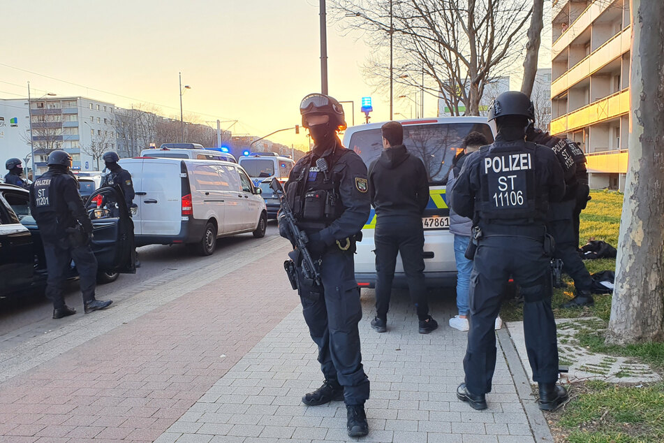 Halle: Schüsse aus Hochzeitskorso rufen Polizei auf den Plan