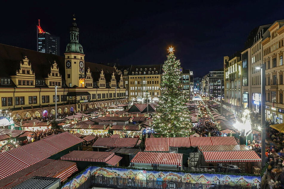 Geschmückte Buden und Lichterspiel vor dem Alten Rathaus - die Tradition des Leipziger Weihnachtsmarktes reicht bis ins Jahr 1458 zurück.