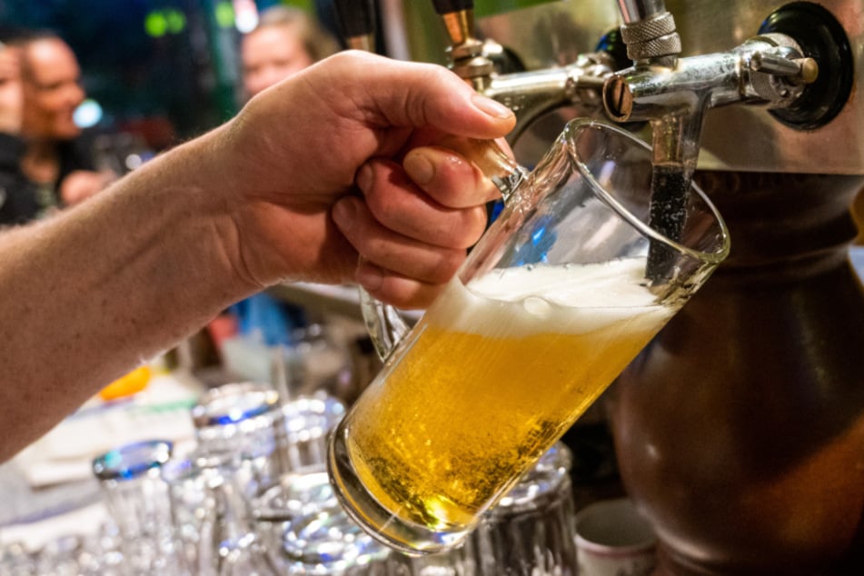 Die Brauerei in Ehingen gibt Gästen Freibier aus, wenn diese ihre richtigen Kontaktdaten angeben. (Symbolbild)