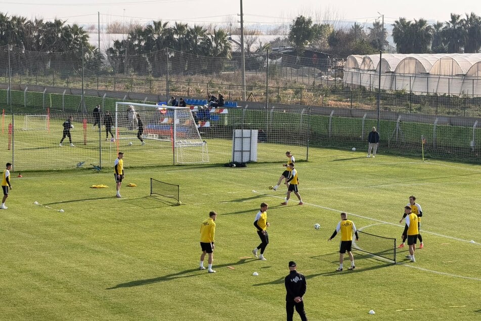 Am Dienstagvormittag durften die SGD-Profis Fußballtennis spielen.