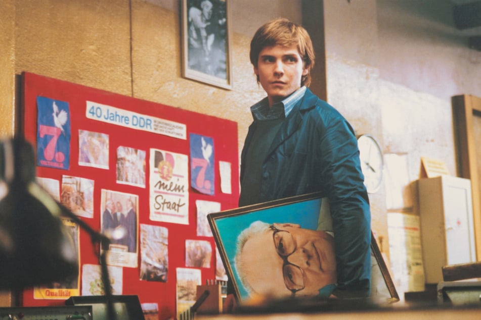 Alex (Daniel Brühl, damals 25) lässt die DDR wieder aufleben.