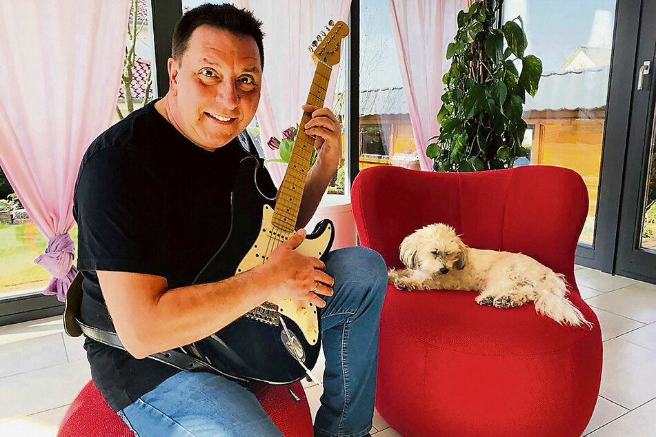 "Mein Hund ist nicht mehr so schnell. Er konnte nicht weglaufen", witzelt Thomas Böttcher (54) über seine Qualifikation als Sänger.