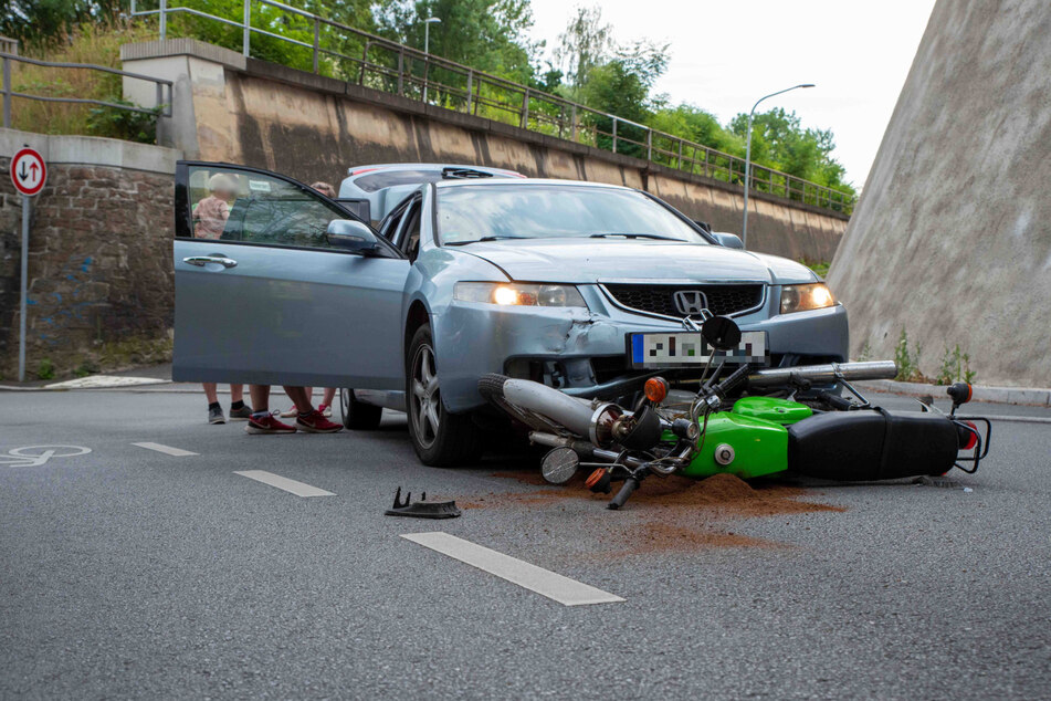 Durch eine Vorfahrts-Missachtung kam es auf der Straße Kummersberg in Zittau zum Zusammenstoß zwischen einem Honda und einem Moped.