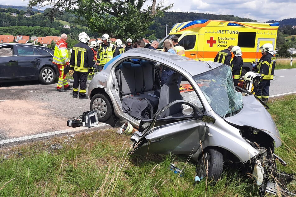 Unfall bei Sebnitz: Schwer verletzte Frau nach Frontal-Zusammenstoß aus Autowrack geschnitten