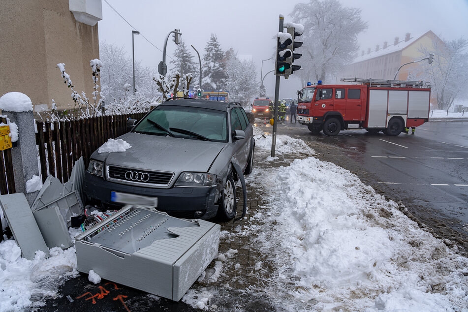 Völlig verwüstet! Ein Audi-Fahrer krachte am Mittwoch in Auerbach (Vogtland) zunächst mit zwei Autos zusammen, dann wurde er von einen Stromverteiler gestoppt.