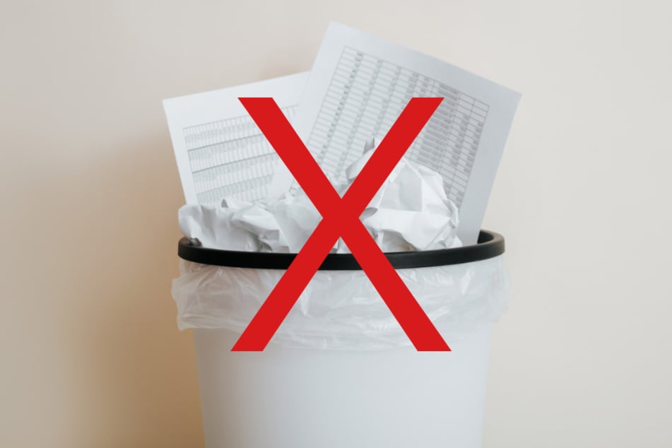 Zusammenknüllen und ab in den Hausmüll? Das ist falsch bei der Entsorgung von Kontoauszügen.