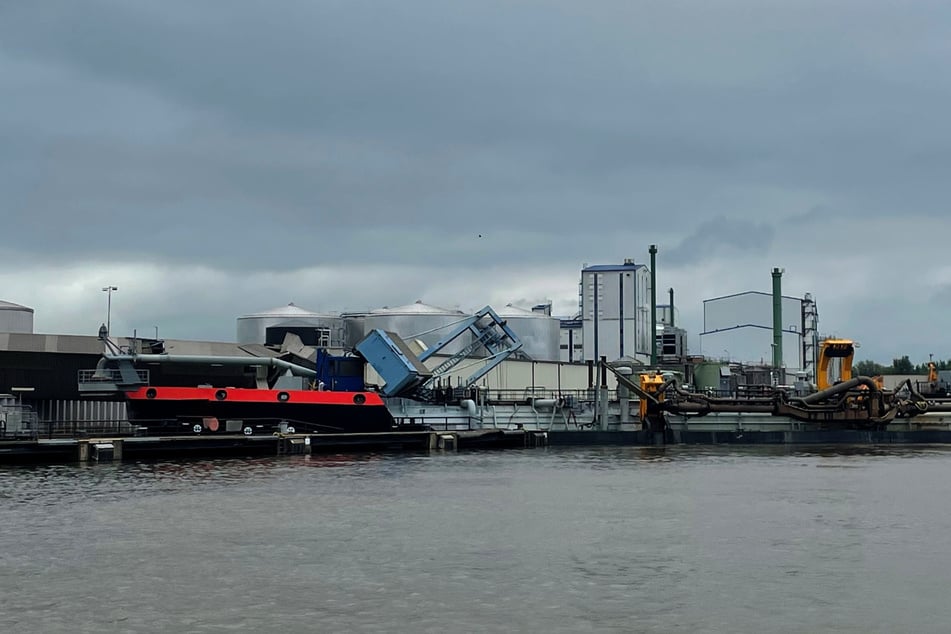Am Freitagmittag kam es im Seehafen von Brake zu einem heftigen Schiffsunfall.