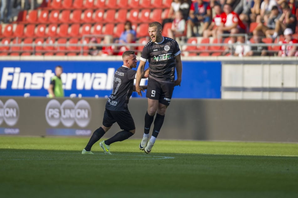 Vor ihm haben die Himmelblauen besonders großen Respekt: VFC-Stürmer Johann Martynets (26, r.) bestätigt auch in der Regionalliga seine Torjäger-Qualitäten.