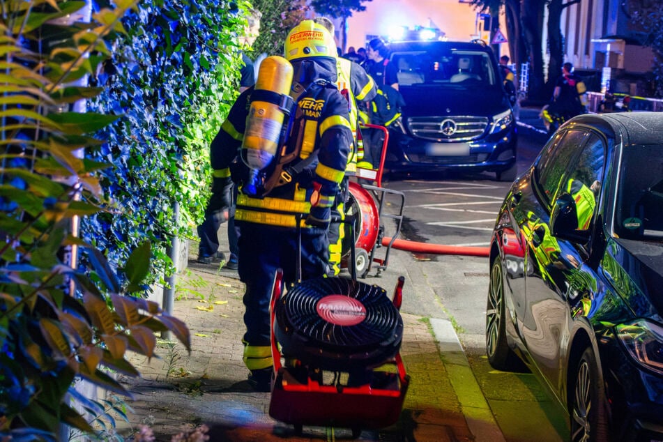 Die Einsatzkräfte kämpften mehrere Stunden mit der massiven Rauchentwicklung.