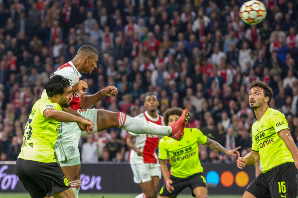 Sebastien Haller (28, 2.v.l.) traf in der Saison 2021/22 für Ajax Amsterdam auch zweimal gegen Borussia Dortmund und hatte seinen Anteil daran, dass der BVB in der Gruppenphase nur Dritter wurde und in der Europa League überwintern musste.
