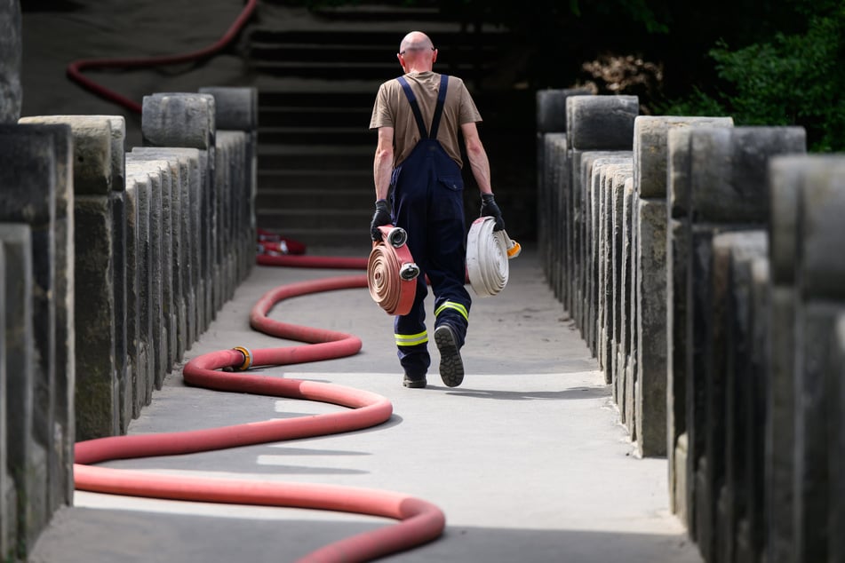 Mehr als 100 Kameraden kämpften fast zwei Tage gegen Flammen und Glutnester an der Bastei.