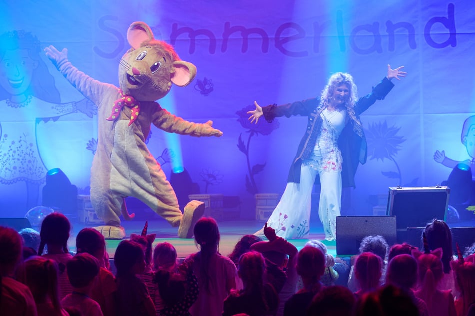 Auf der Seebühne im Elbauenpark performt Musikerin Simone Sommerland beliebte Kinderlieder. (Archivbild)