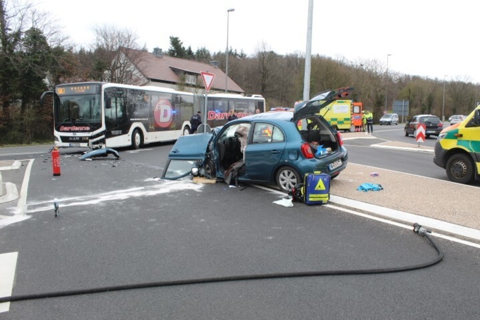 An der Kreuzung der Monschauer Straße in Aachen kam es zu einem heftigen Crash. Drei Menschen wurden verletzt.