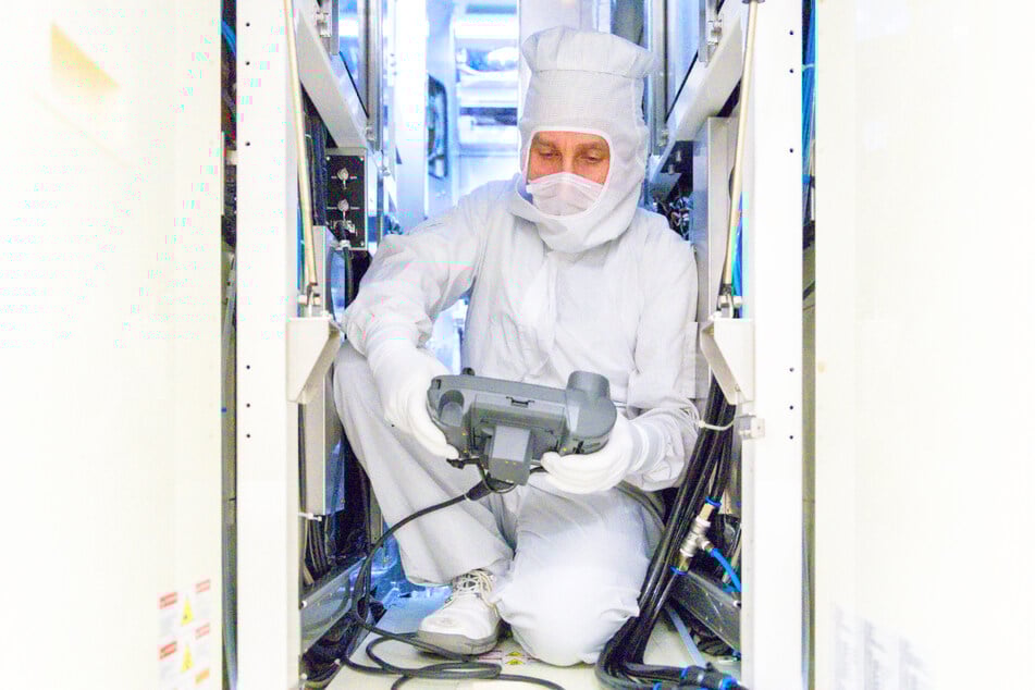 Die Instandhalter (m/w/d) sichern den Takt der Produktion an hochkomplexen Anlagen im Reinraum.